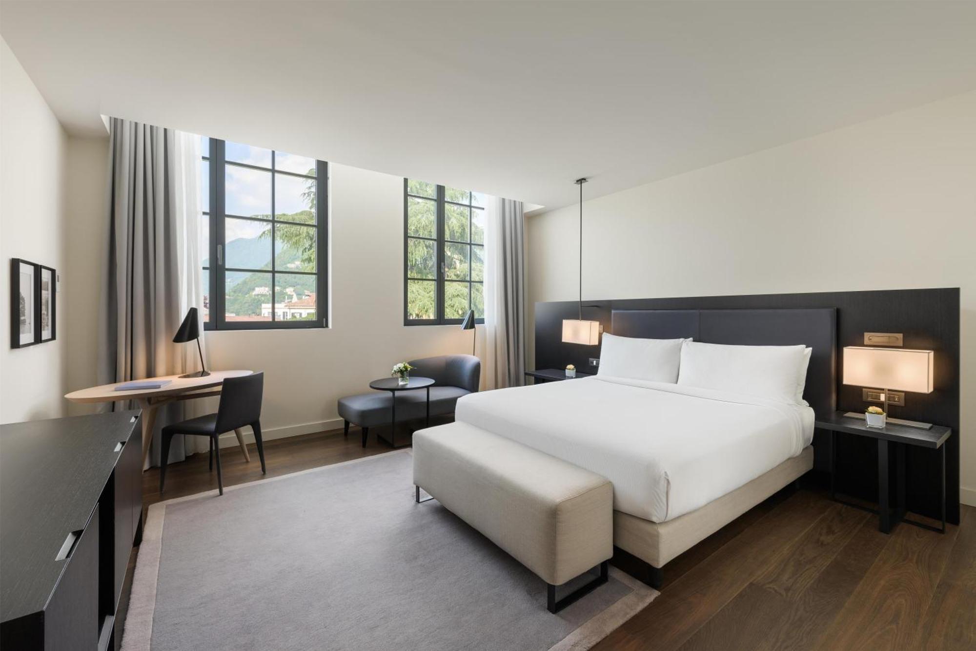 Deluxe Zimmer mit Kingsize-Bett und Stadtblick